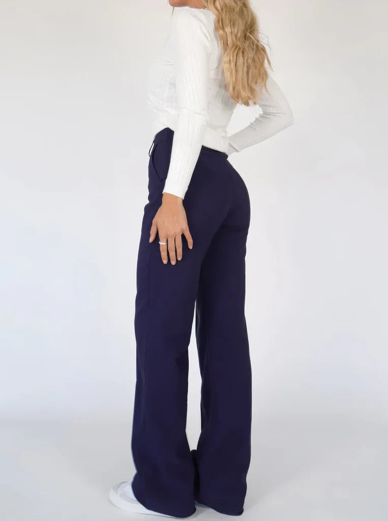 Zijaanzicht van de Hoymans damesbroek, slim fit met vloeiende wijde pijpen, creëert een elegant silhouet.