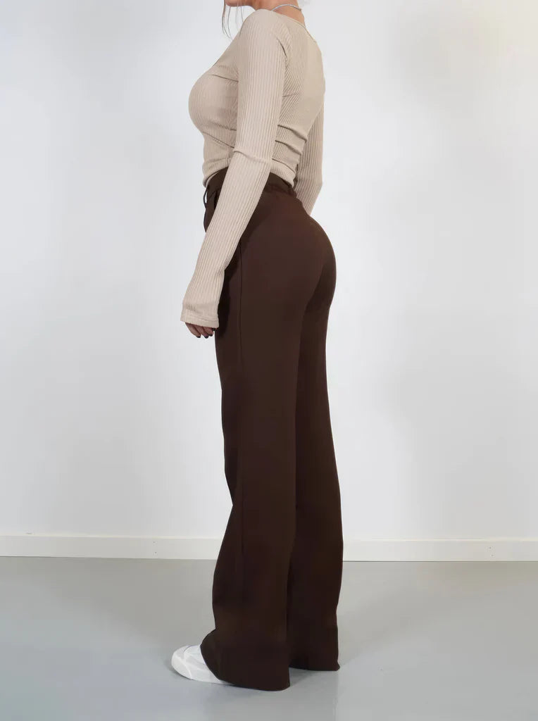 Achterkant van de Hoymans dames slim fit pantalon, benadrukt de pasvorm en de wijde pijpen.