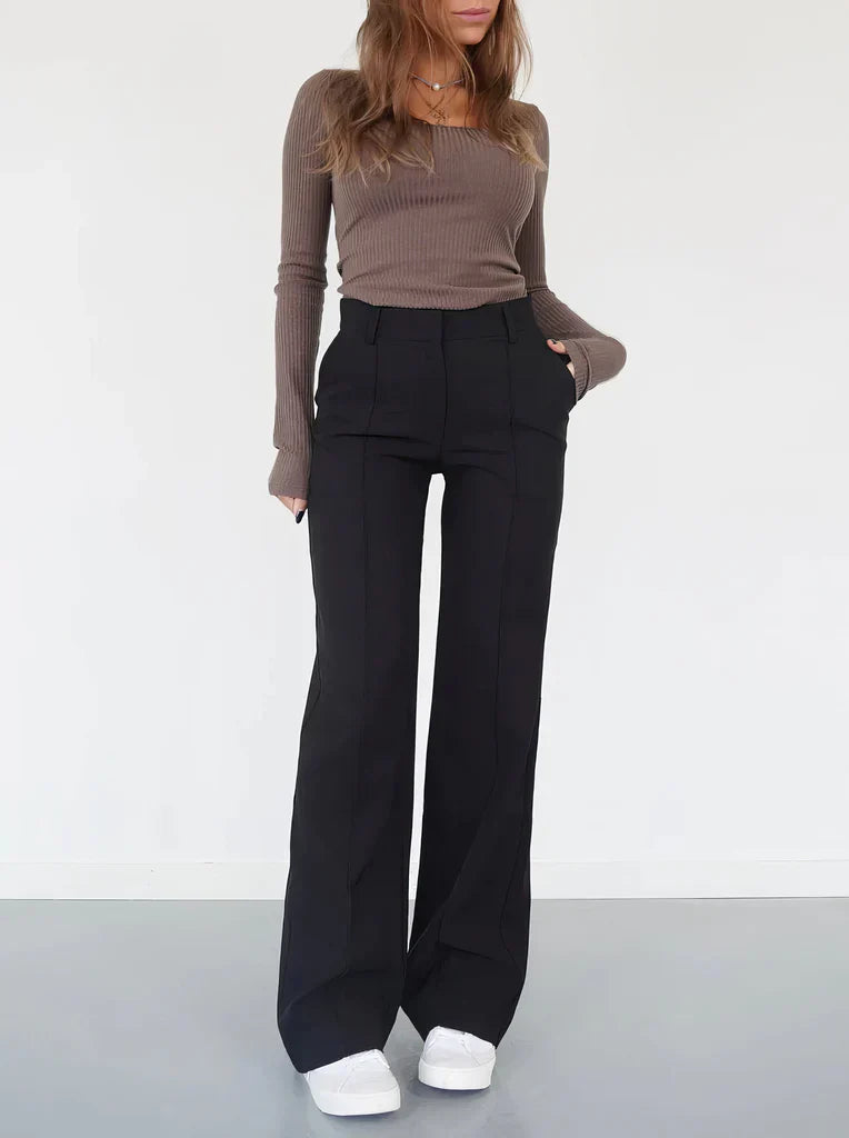 Hoymans damesbroek in een lichte kleur, slim fit met wijde pijpen, voor een frisse, modieuze look.
