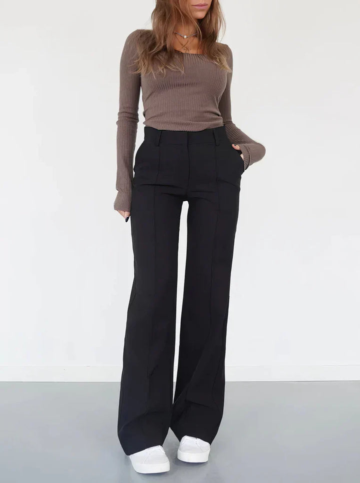 Hoymans damesbroek in een lichte kleur, slim fit met wijde pijpen, voor een frisse, modieuze look.