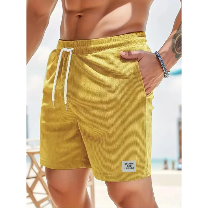 Model draagt Hoymans heren corduroy korte broek, sportief en comfortabel voor warme zomerdagen.