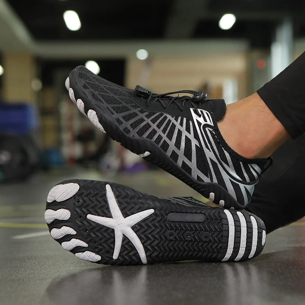 Close-up van Hoymans aquaschoen zool, antislip rubber voor grip op natte oppervlakken, outdoor gebruik