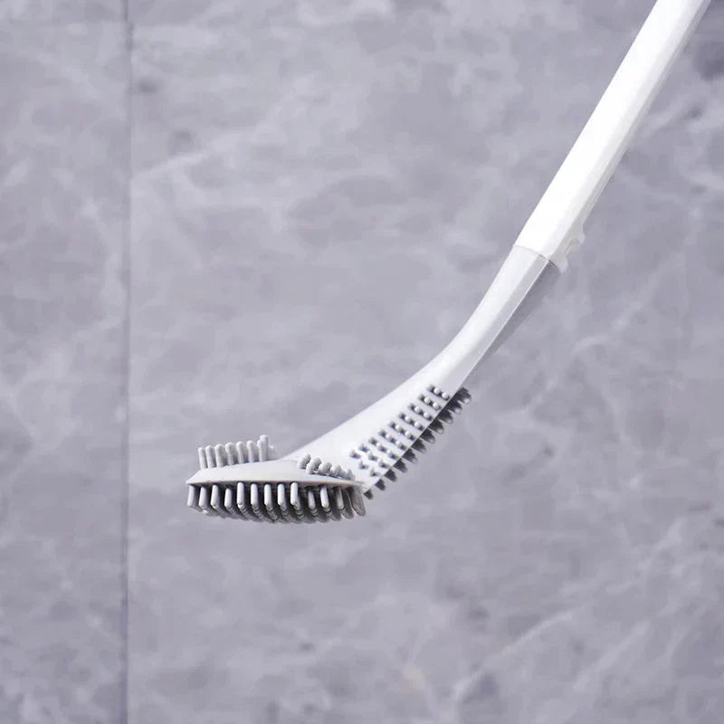 De complete toiletborstelset staand naast een toilet, toont compactheid en functionaliteit.