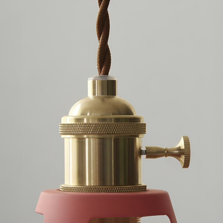 "Industriële retro hanglamp met metalen kap; variabel in kleur, ideaal voor restaurant- en huisinterieurs."