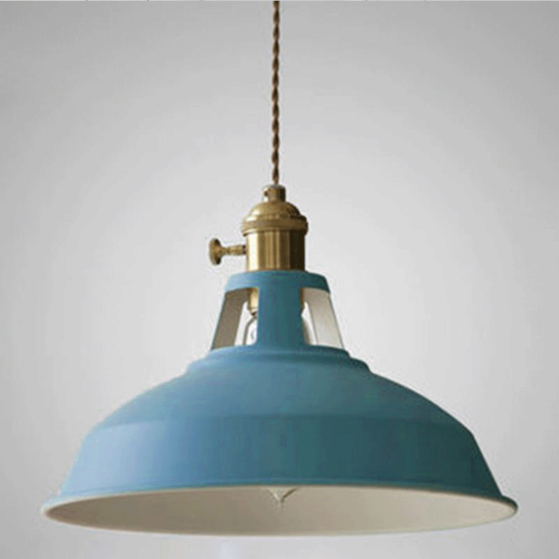"Industriële retro hanglamp met metalen kap; variabel in kleur, ideaal voor restaurant- en huisinterieurs."
