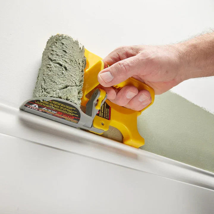 Innovatieve verfroller met zijgeleider voor strakke randen, ergonomisch handvat, ideaal voor precisie schilderwerk.