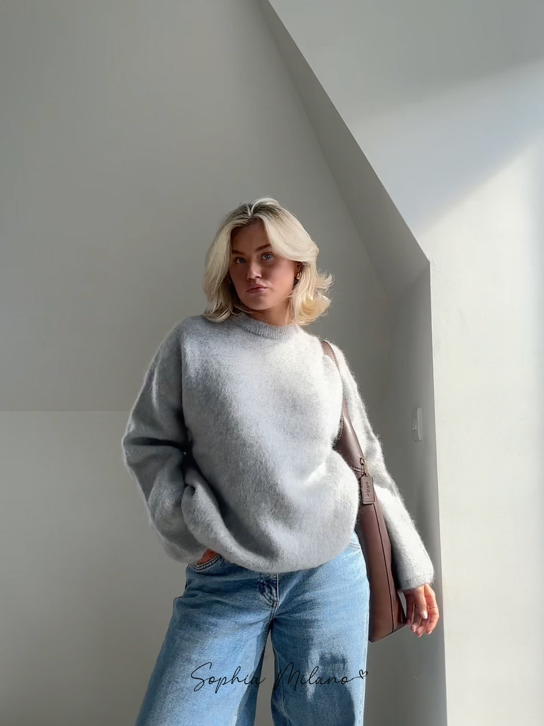 Ishara trui van voren, zachte crème kleur met ronde hals en aansluitende pasvorm, ideaal voor casual en formele gelegenheden.