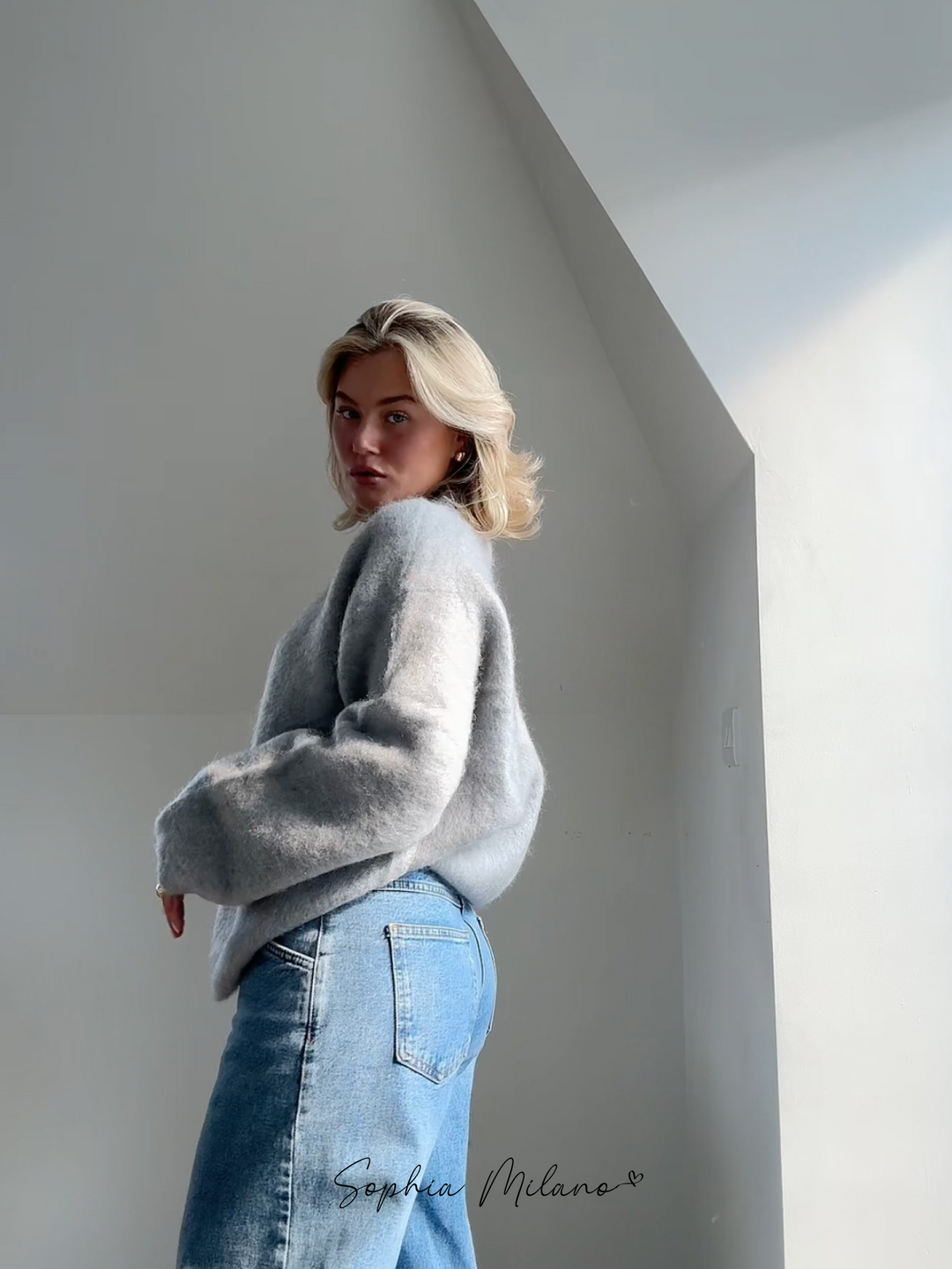 Ishara trui van voren, zachte crème kleur met ronde hals en aansluitende pasvorm, ideaal voor casual en formele gelegenheden.