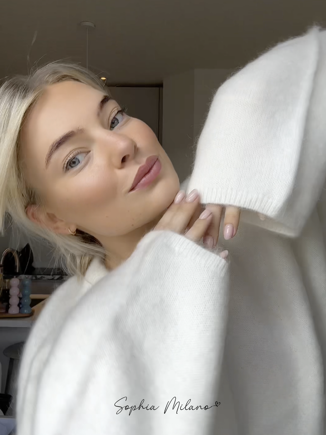 Ishara trui van voren, zachte crème kleur met ronde hals en aansluitende pasvorm, ideaal voor casual en formele gelegenheden.