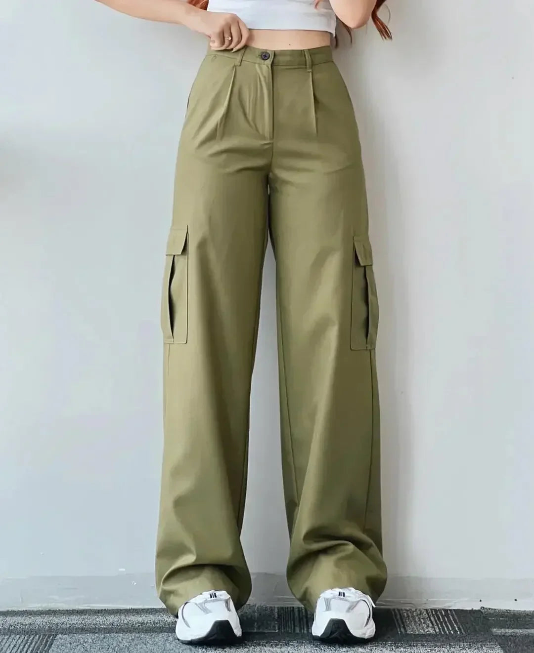 "Jeans met hoge taille, cargo stijl, ruime zakken, comfortabele en duurzame stof, trendy voor modebewuste vrouwen."