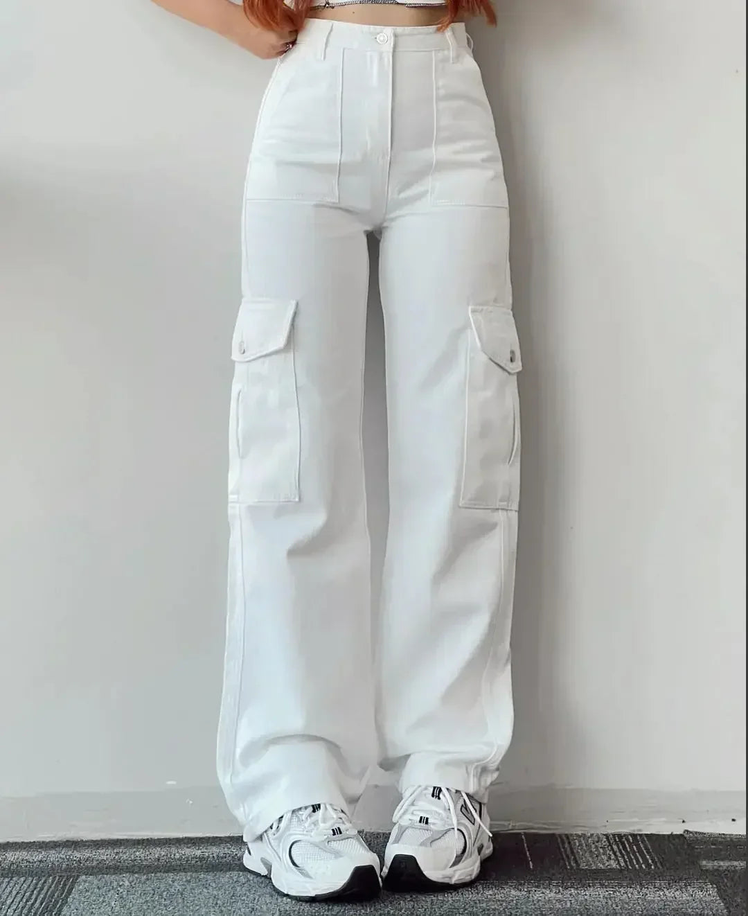 "Jeans met hoge taille, cargo stijl, ruime zakken, comfortabele en duurzame stof, trendy voor modebewuste vrouwen."