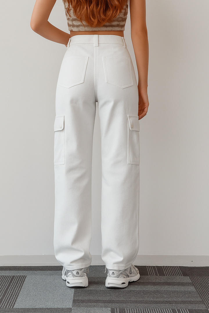 "Jeans met hoge taille, cargo stijl, ruime zakken, comfortabele en duurzame stof, trendy voor modebewuste vrouwen."