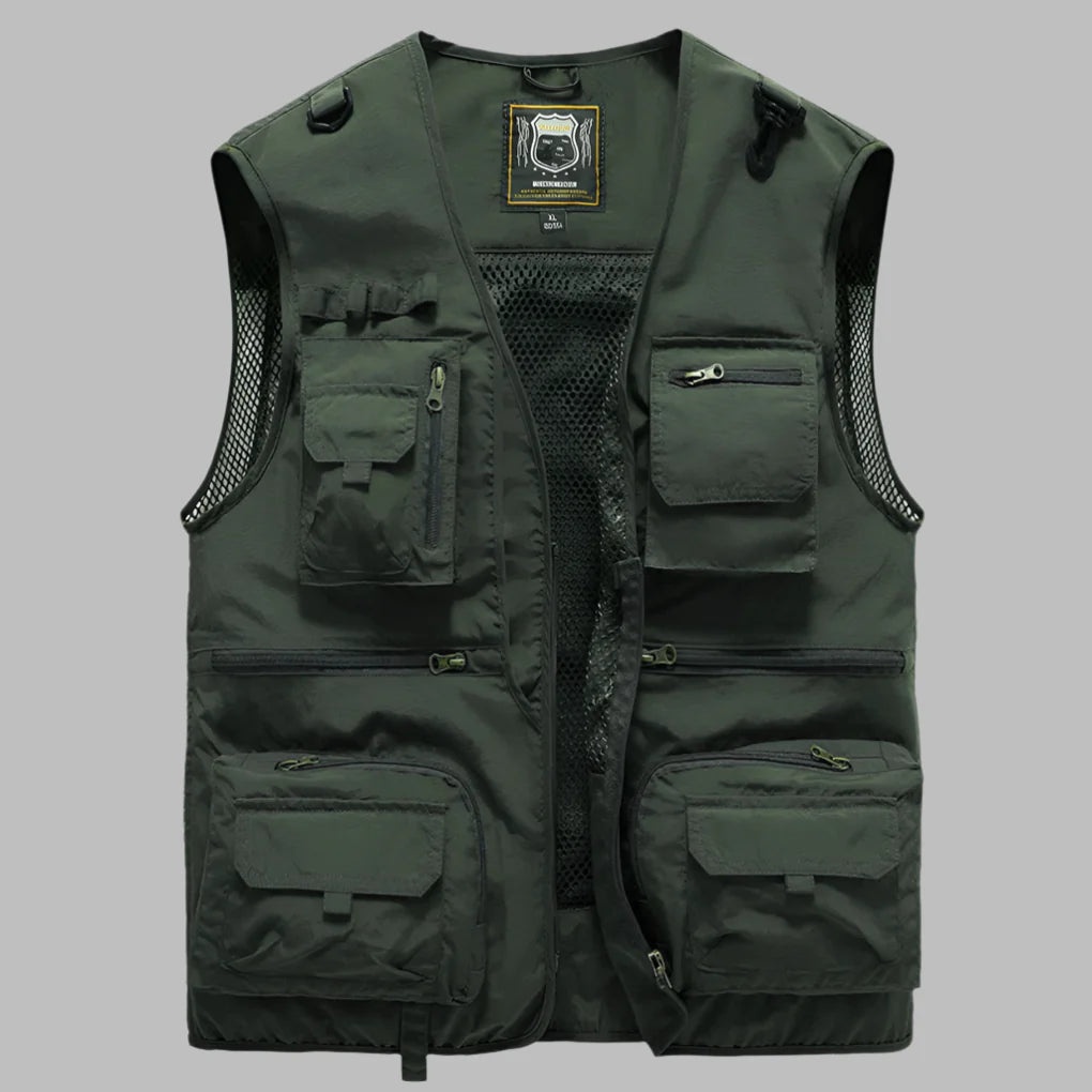 Legergroen lichtgewicht heren zomervest, ademend en met ritsvakken, perfect voor wandelen of safari.