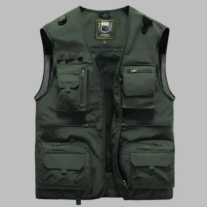 Legergroen lichtgewicht heren zomervest, ademend en met ritsvakken, perfect voor wandelen of safari.