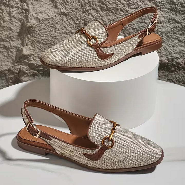 Khaki dames platte sandaal met vierkante neus en verstelbare metallic gespsluiting, ideaal voor lente/zomer.