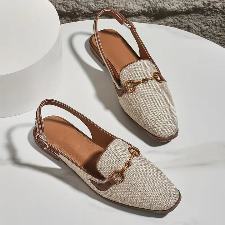 Elegante khaki platte sandaal voor dames, met moderne vierkante neus en comfortabele verstelbare gesp.