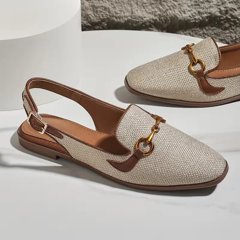 Zomerse dames platte sandaal khaki, kenmerkend door vierkante neus en chique metallic gesp, perfect casual.