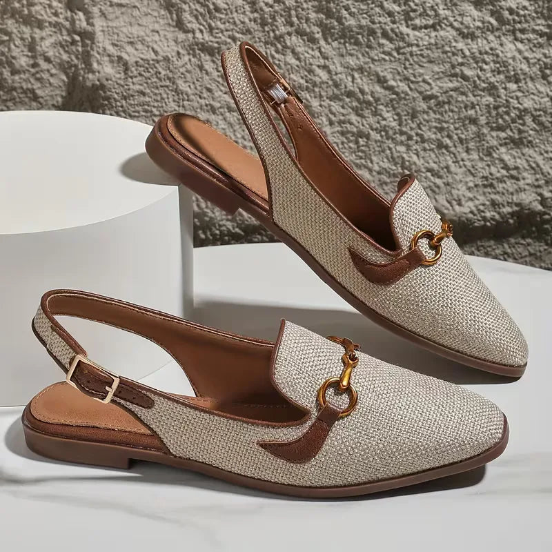 Dames platte sandaal met opvallende metallic gesp en trendy vierkante neus, in stijlvol khaki.
