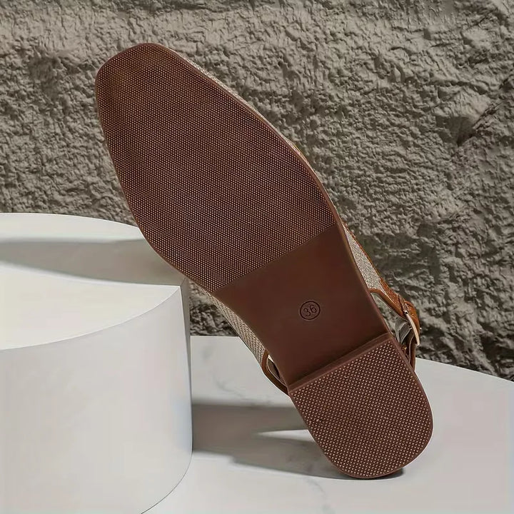 Moderne khaki platte sandaal dames met vierkante neus, geschikt voor smart casual lente- en zomerlooks.