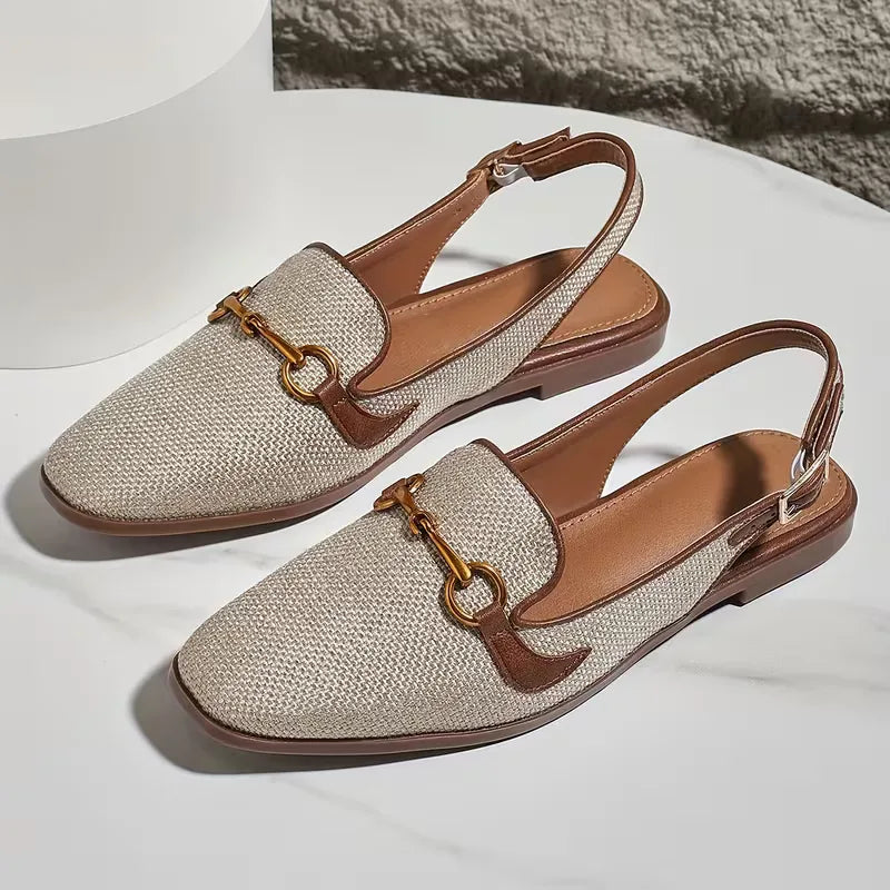 Khaki dames sandaal met comfortabele platte zool, trendy vierkante neus en verstelbare gespsluiting.