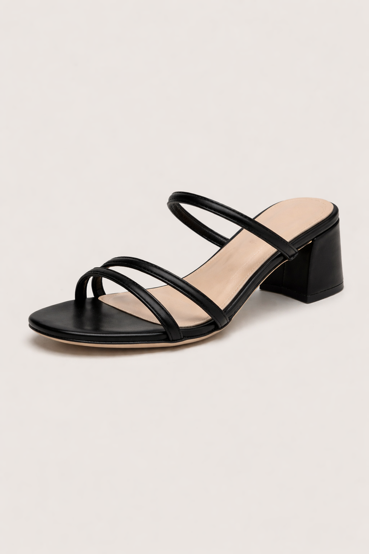 Zwarte dames sandalen: brede hak, open teen & gekruiste bandjes. Comfortabele instappers voor elke zomerse outfit.