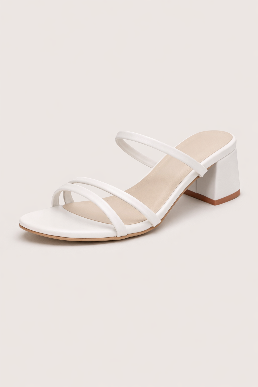 Modieuze dames sandalen met brede hak, gekruiste bandjes en open teen. Ideaal voor comfort & stijl deze zomer.