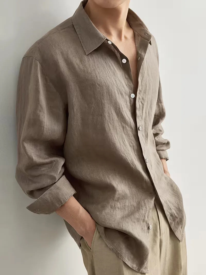 Veelzijdig khaki heren V-hals shirt met lange mouwen, comfortabel voor dagelijks gebruik.