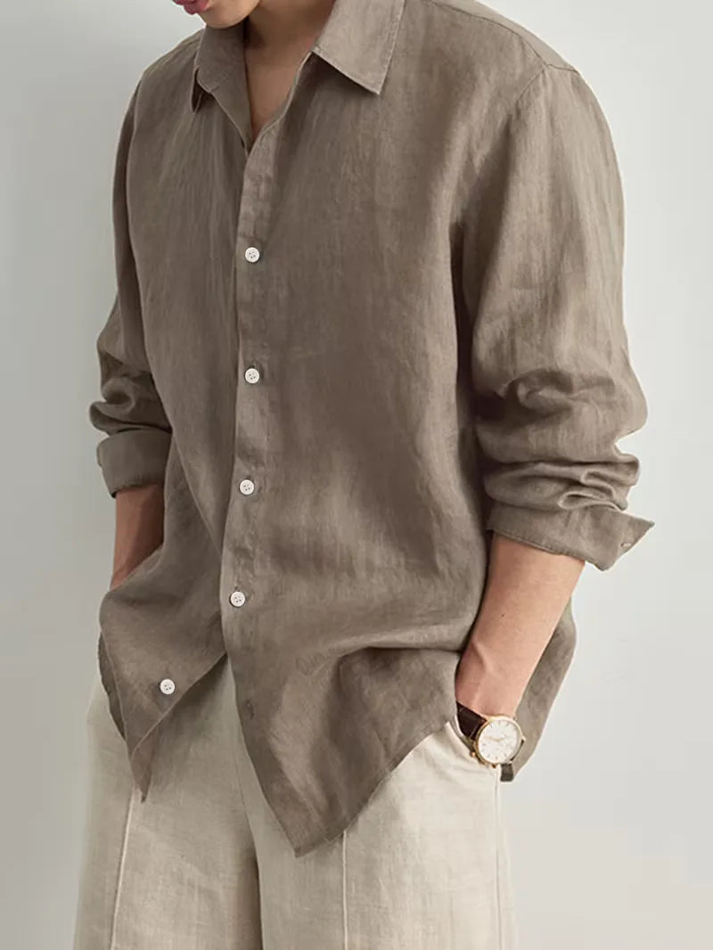 Modern herenshirt met lange mouwen en diepe V-hals in khaki kleur, casual maar stijlvol.