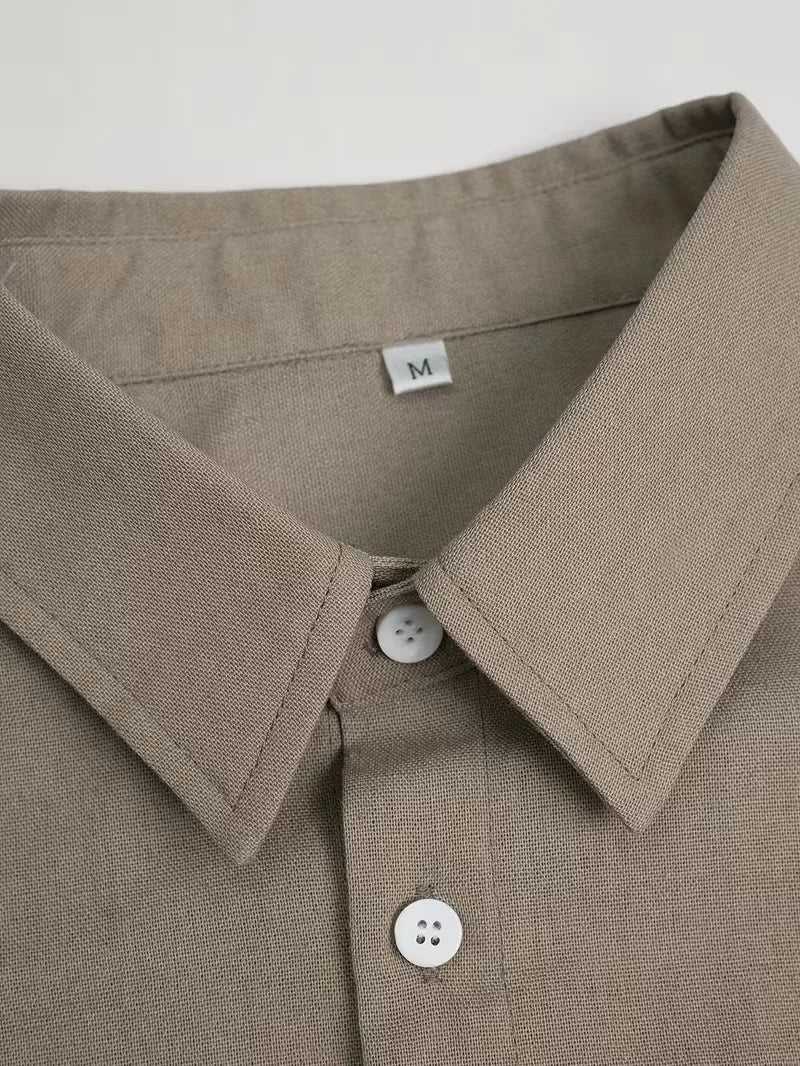 Khaki heren casual shirt met lange mouwen, V-hals, perfect voor een ontspannen en stijlvolle outfit.