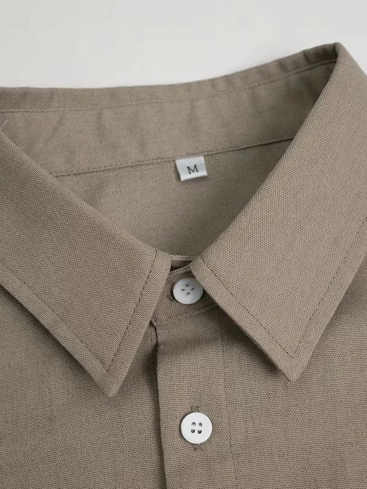 Khaki heren casual shirt met lange mouwen, V-hals, perfect voor een ontspannen en stijlvolle outfit.