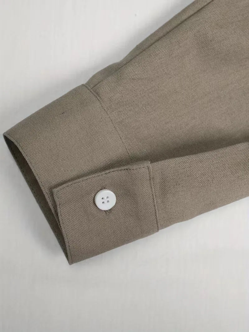 Vooraanzicht van een khaki heren casual V-hals shirt met lange mouwen, comfortabel en trendy.