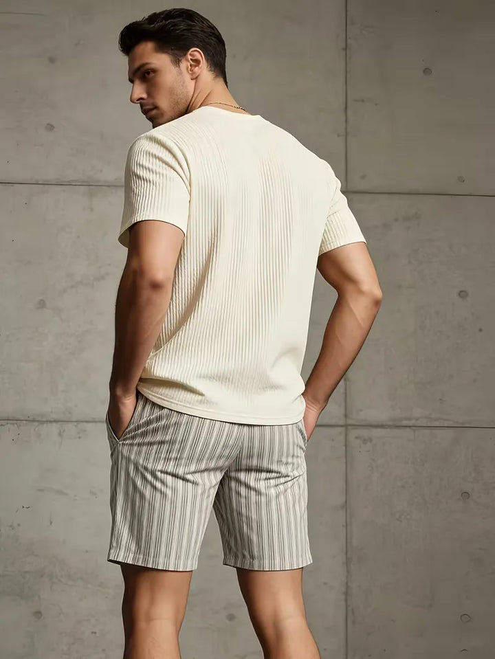 Comfortabele khaki heren shorts met verticale strepen, een essentiële aanvulling op je zomerse strandkleding.