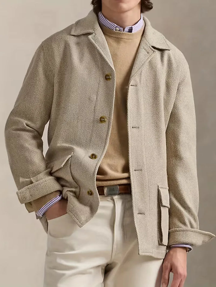Khaki heren trenchcoat met klassiek visgraatpatroon, perfect voor formele kleding en smart casual outfits.