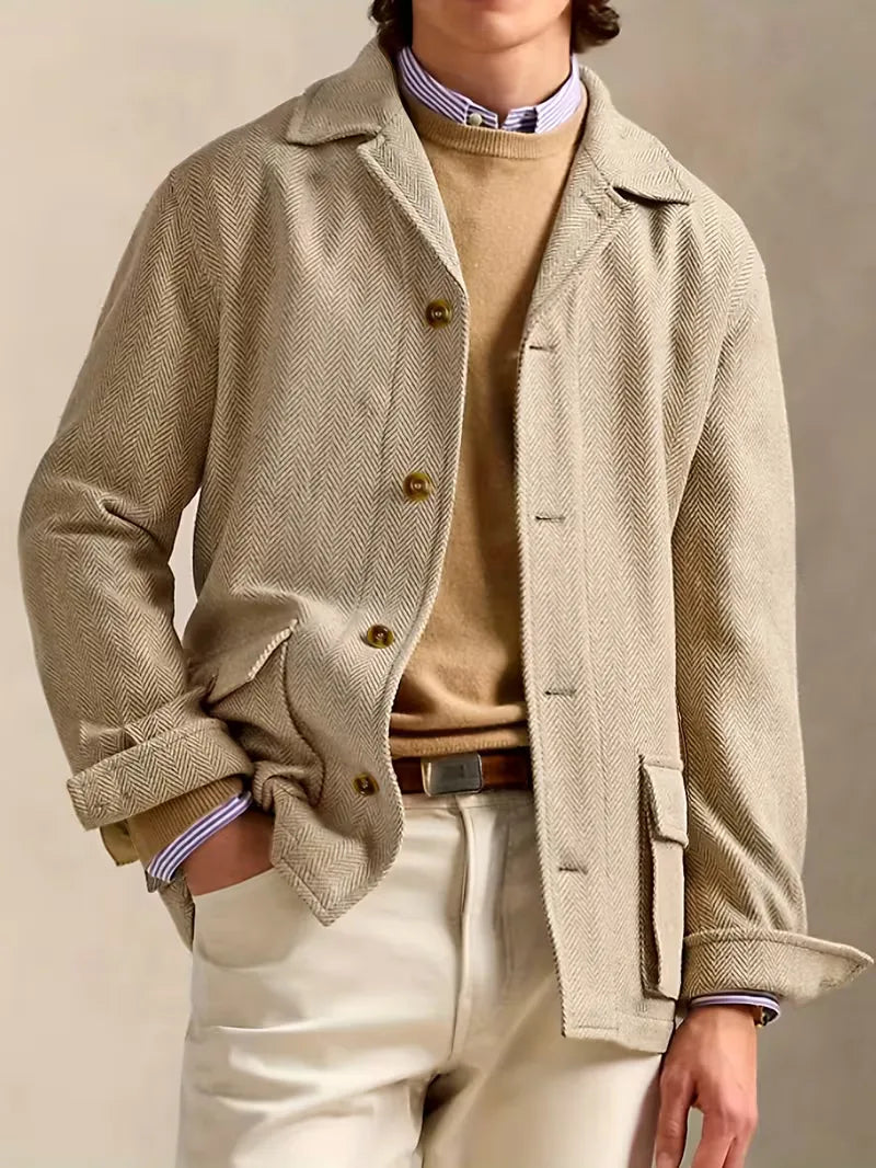 Lange khaki heren trenchcoat met tijdloos visgraatpatroon. Ideaal als warme winterjas of stijlvolle overjas.