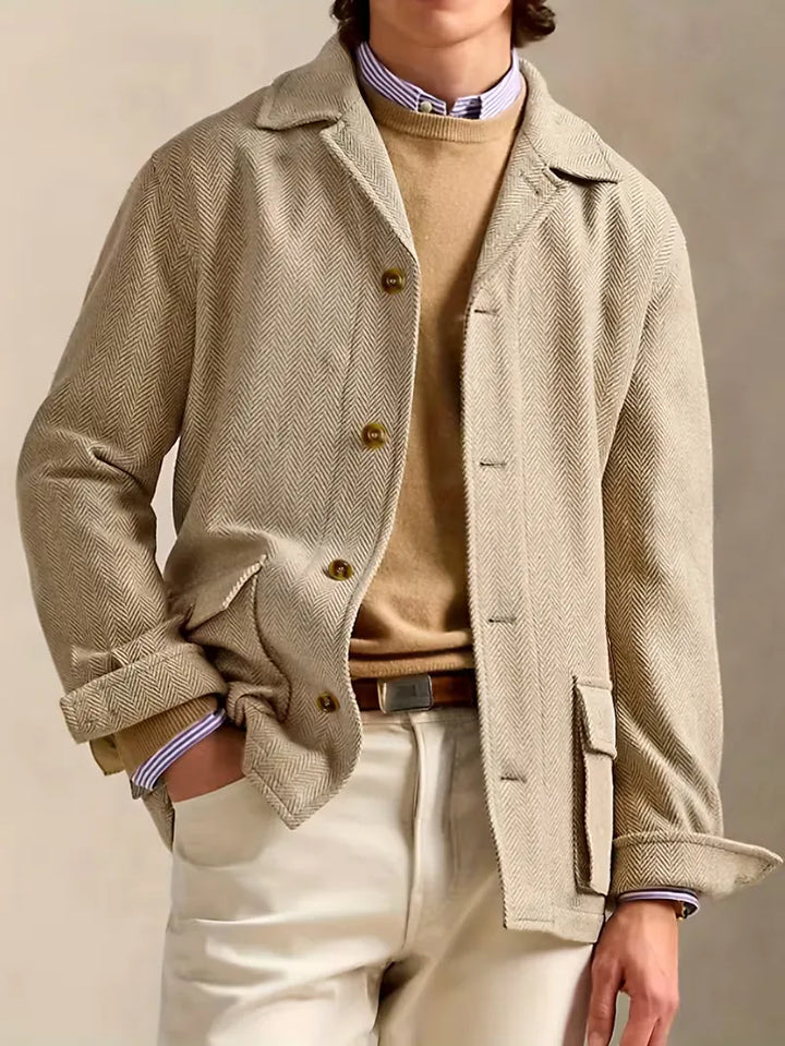 Lange khaki heren trenchcoat met tijdloos visgraatpatroon. Ideaal als warme winterjas of stijlvolle overjas.