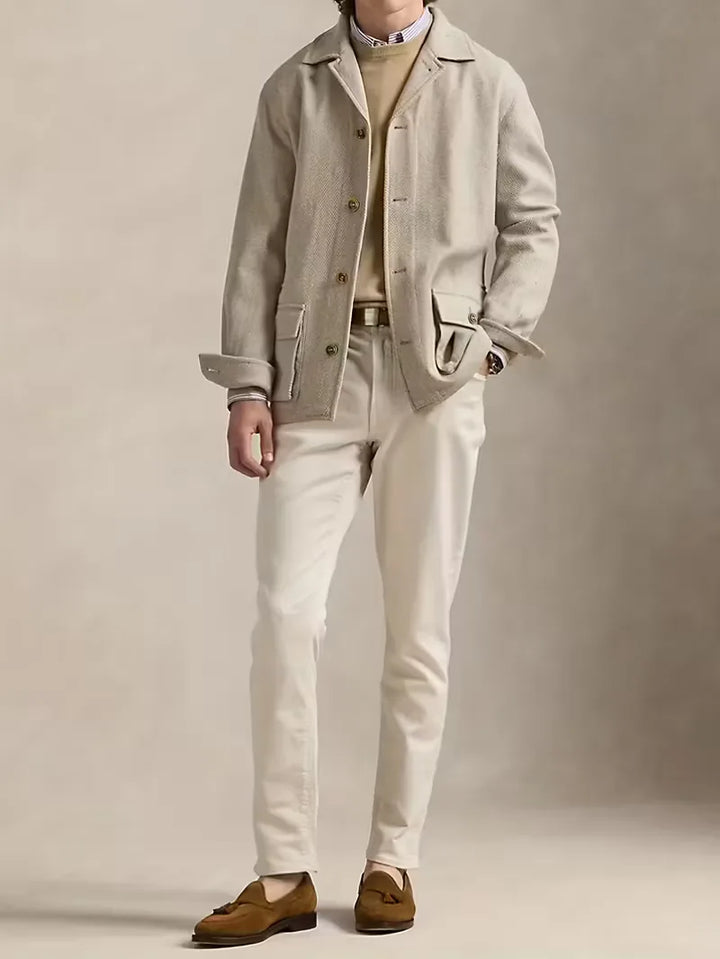 Stijlvolle khaki herenjas, trenchcoat met verfijnd visgraatpatroon. Een must-have voor herenmode.