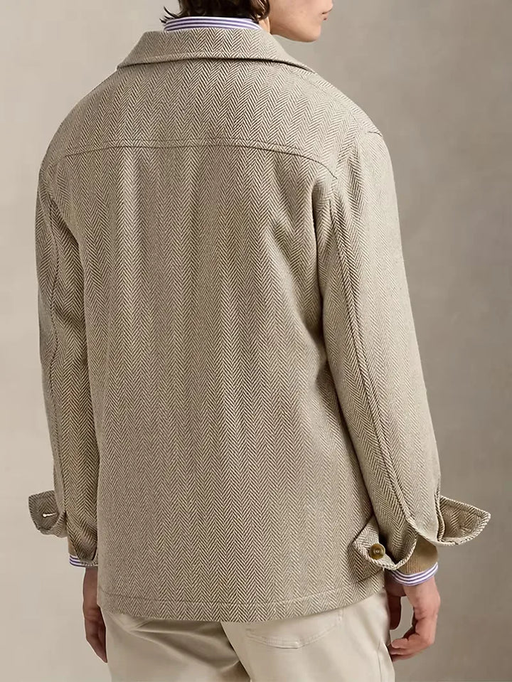 Moderne khaki trenchcoat voor heren, met elegant visgraatpatroon. Veelzijdige lange jas voor elke gelegenheid.