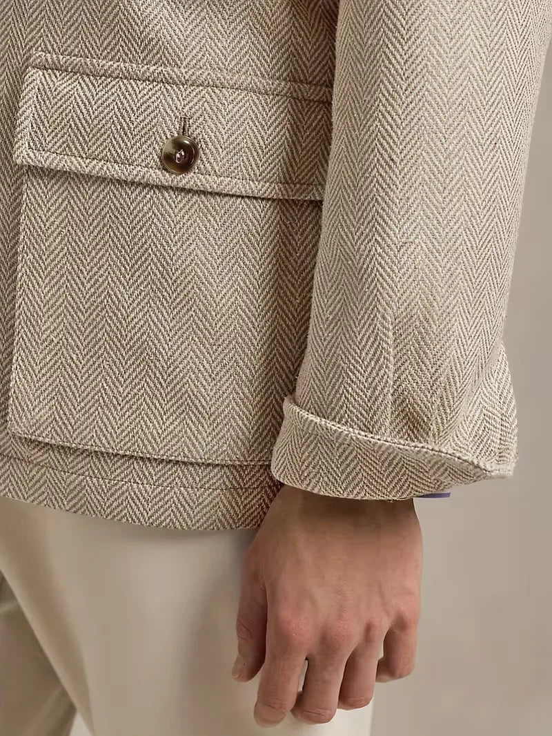 Comfortabele heren trenchcoat in khaki met subtiel visgraatpatroon. Een warme en elegante winterjas.