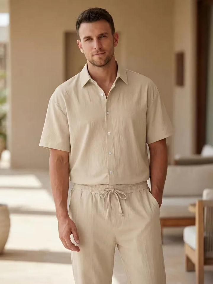Casual khaki herenoverhemd met korte mouwen voor ontspannen zomeravonden. Perfecte vakantiekleding voor heren.