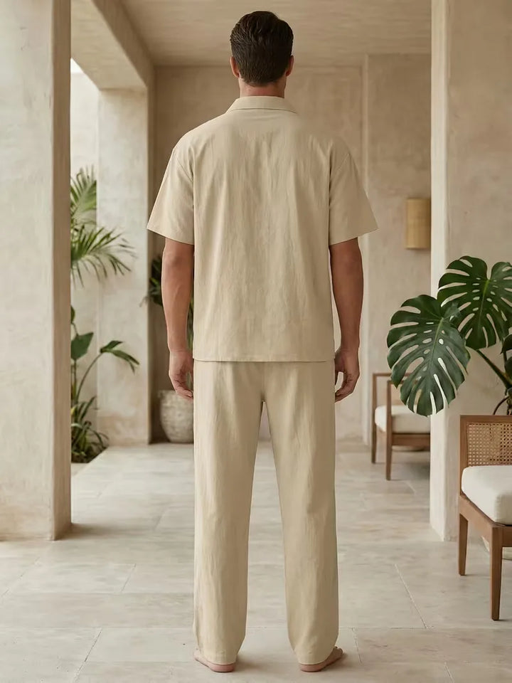 Regular fit khaki herenoverhemd met korte mouwen. Casual stijl voor zomerse ontspanning en vakantie.