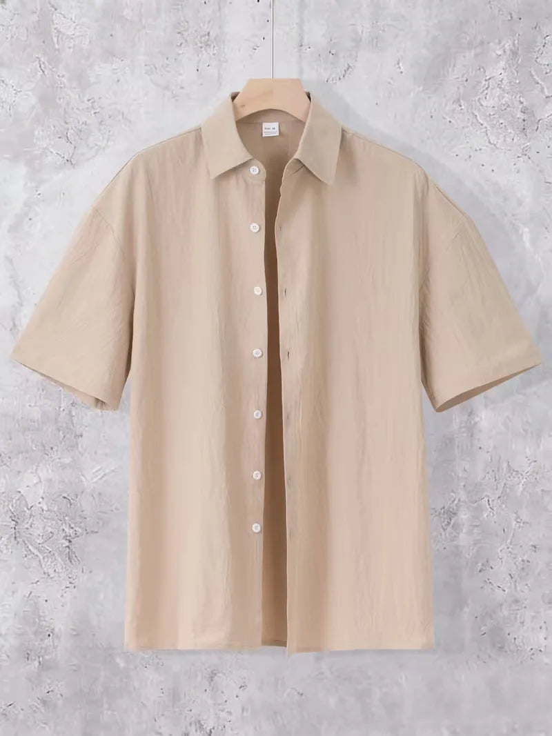 Ontspannen khaki herenoverhemd korte mouw, perfecte casual herenmode voor strand en zomerse vakanties.