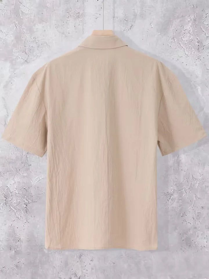 Veelzijdig khaki herenoverhemd met korte mouwen, geschikt als casual zomer- en vakantiekleding voor heren.