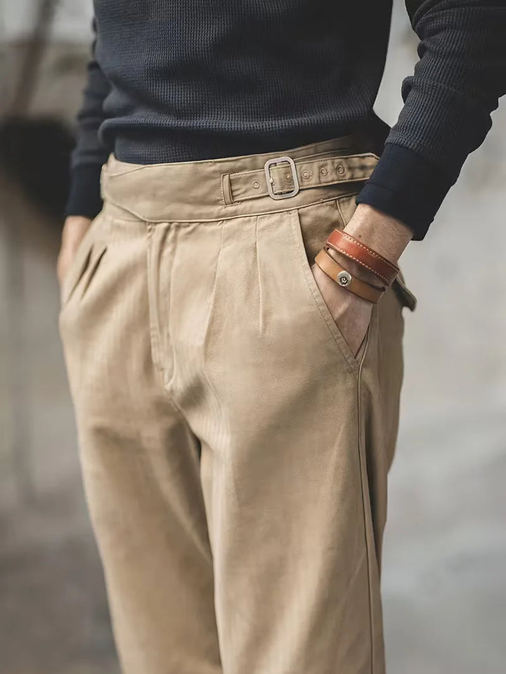 Khaki herenpantalon met hoge taille en straight leg pasvorm, ideaal voor een casual of vintage look.