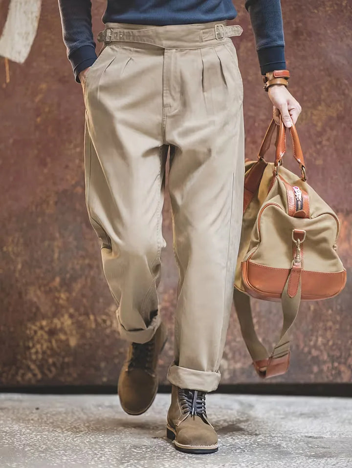 Stijlvolle herenpantalon in khaki met een moderne hoge taille en klassieke straight leg snit.