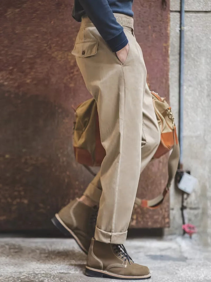 Vintage-geïnspireerde khaki herenpantalon met hoge taille en rechte pijp, veelzijdig en trendy.