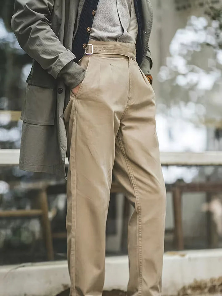 Duurzame khaki herenbroek met een comfortabele hoge taille en een elegante straight leg pasvorm.