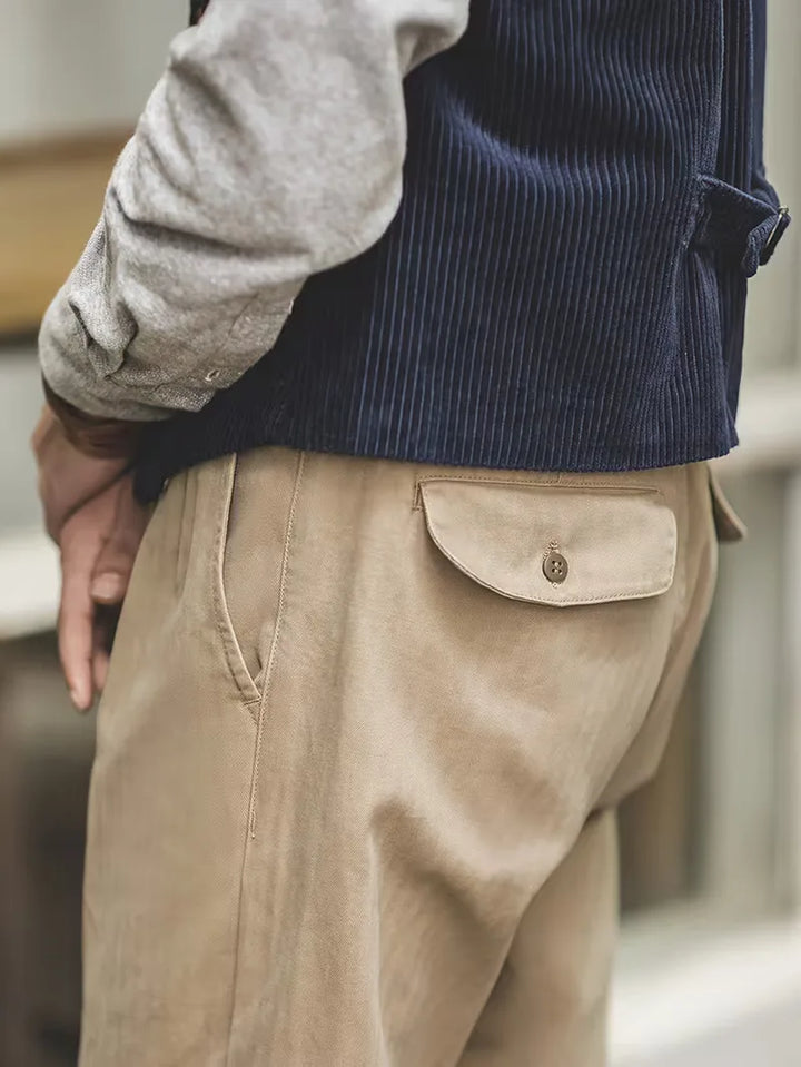 Heren straight leg pantalon in tijdloos khaki; hoge taille voor een moderne, comfortabele stijl.