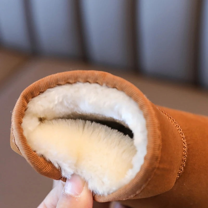 Detailopname van het duurzame, waterbestendige materiaal van de Boston Mini winterboots.