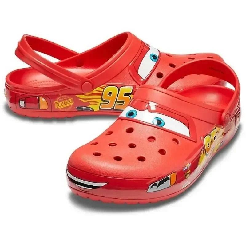 "Kinder Crocs met kleurrijk Cars design, antislipzolen, comfort, Lightning McQueen motief, ideaal voor veilig spelen."