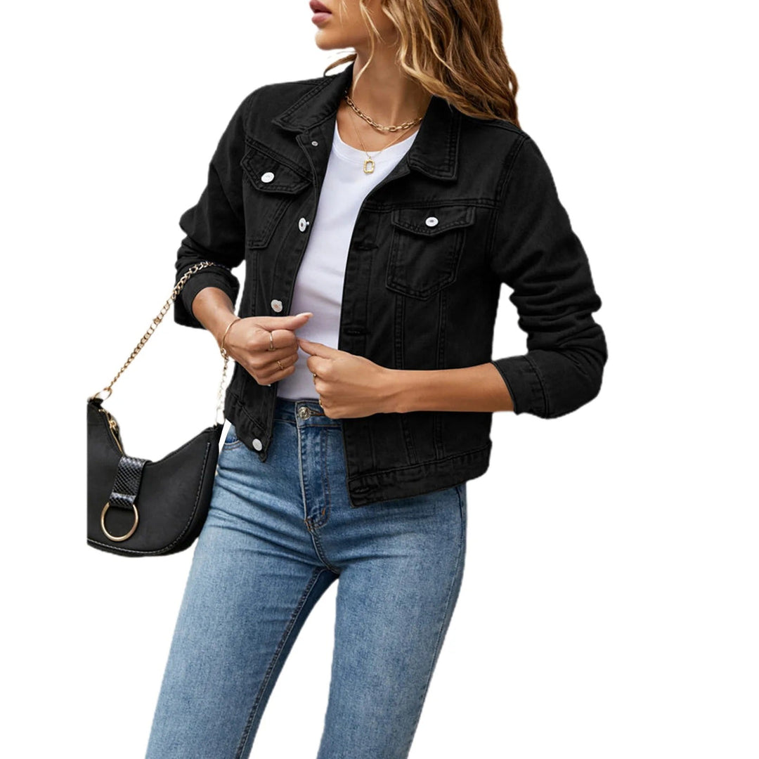 Klassiek dames spijkerjasje met knoopsluiting, perfect voor een veelzijdige, casual lente look. Duurzame denim mode.